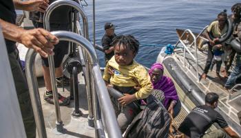 مهاجرون يصلون إلى تونس بعد إنقاذهم من البحر (ياسين قايدي/ فرانس برس)
