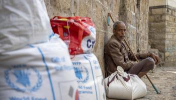 يمنيون ومساعدات غذائية في اليمن (أحمد الباشا/ فرانس برس)
