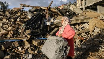 امرأة فلسطينية في قطاع غزة وسط الحرب (محمد عابد/ فرانس برس)