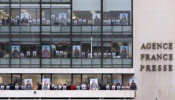 موظفو "فرانس برس" في باريس يتضامنون مع زملائهم في غزة (برتران غواي/ فرانس برس)