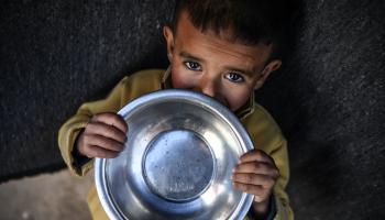 طفل فلسطيني في قطاع غزة وسط الجوع (عبد زقوت/ الأناضول)