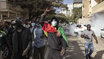 الانتخابات السنغالية واحتجاجات أمام البرلمان أول من أمس (جون ويسيلز/فرانس برس)