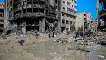 مياه الصرف الصحي تغرق شوارع مدينة غزة (فرانس برس)