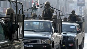 دورية عسكرية في بيشاور لمواكبة الانتخابات، أمس (عبد المجيد/فرانس برس)