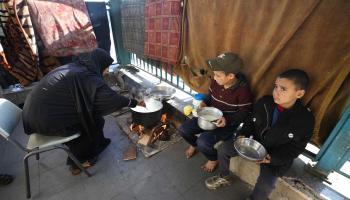 فلسطينيون ونقص الغذاء في مخيم جباليا في شمال قطاع غزة (داوود أبو الكاس/ الأناضول)