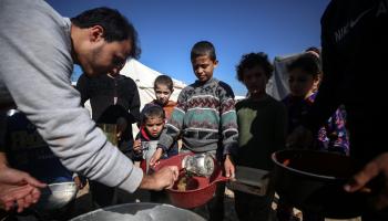 حصص طعام في مخيم نازحين في دير البلح وسط قطاع غزة (مجدي فتحي/ Getty)