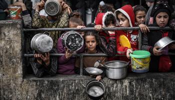 فلسطينيون في غزة ينتظرون حصص الطعام في رفح (بلال خالد/ الأناضول)