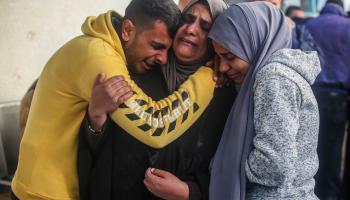 فلسطينيون يبكون شهداءهم في رفح (أحمد حسب الله/ Getty)
