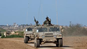 حركة آليات الاحتلال العسكرية على مشارف قطاع غزة (جاك جويز/فرانس برس)