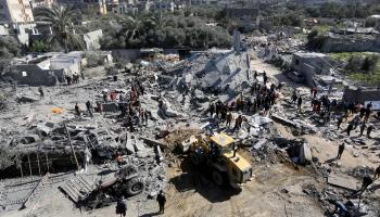 آلة الحرب الإسرائيلية تزيد رقعة الدمار (أشرف أبو عمرة/ الأناضول)