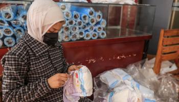 مشغل خياطة في رفح في غزة ينتج حفاضات 2 (جهاد الشرافي/ الأناضول)