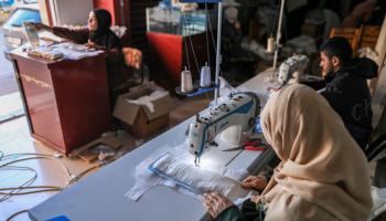 مشغل خياطة في رفح في غزة ينتج حفاضات 1 (جهاد الشرافي/ الأناضول)