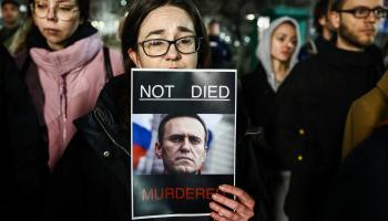 خلال تظاهرة في كراكوف جنوبي بولندا احتجاجاً على وفاة أليكسي نافالني