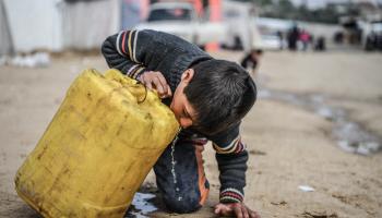 يشرب أطفال غزة ماء غير صالح للشرب (عبد زقوت/الأناضول)