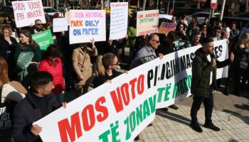 احتجاج أمام برلمان ألبانيا بعد إقرار الاتفاق مع إيطاليا بشأن المهاجرين (الأناضول)