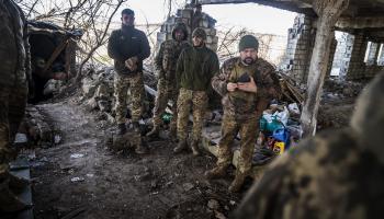 جنود أوكرانيون على أطراف باخموت، الاثنين الماضي (خوسيه كولون/الأناضول)