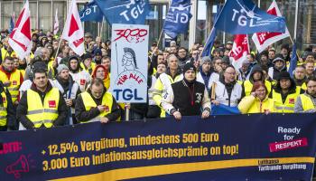عمال لوفتهانزا يتظاهرون في مطار فرانكفورت (getty)