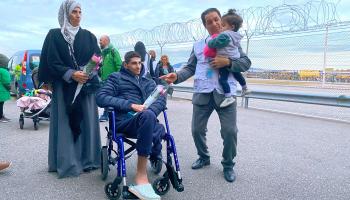 الطبيب رؤوف السلطي وأطفال فلسطينيون من غزة في جنيف (غابرييل تيترو-فاربر/ رويترز)