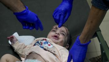 مأساة الحصول على حليب وحفاضات الأطفال في غزة (حاتم موسى/أسوشييتدبرس)