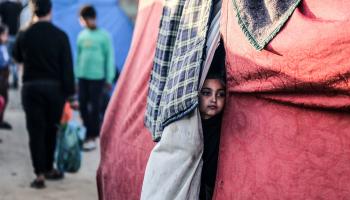 طفلة فلسطينية في أحد مخيّمات اللجوء، دير البلح، 10 آذار/ مارس 2024 (Getty)