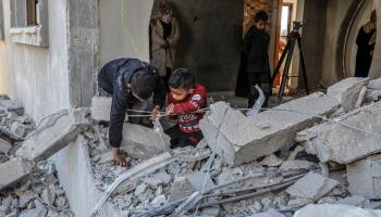 عائلة فلسطينية تتفقّد أضرار منزلها في رفح بعد قصف الطيران الإسرائيلي، 5 آذار/ مارس 2024 (Getty)