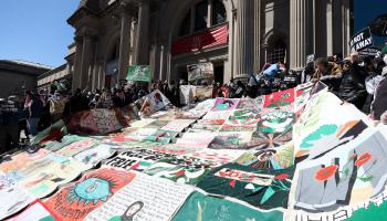 متظاهرون مؤيدون لفلسطين أمام "متحف متروبوليتان" بنيويورك أول أمس (Getty)