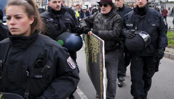 الشرطة الألمانية تحاصر متضامنين مع قضية فلسطين، برلين، 9 آذار/ مارس 2024 (Getty)