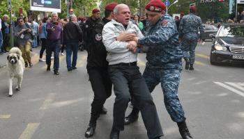 الشرطة الأرمينية توقف مناهضاً لسياسات باشينيان، يريفان (كارين ميناسيان/فرانس برس)