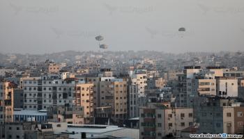طائرات أميركية تُسقط وجبات غذائية فوق مدينة غزة (تصوير: محمد الحجار)