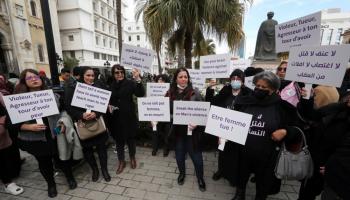 وقفة احتجاجية سابقة مناهضة للعنف ضد المرأة في تونس (محمد مسارة/ EPA)