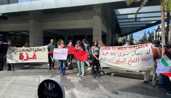 رفعت التظاهرة في لبنان لافتات حيّت نساء غزة والشعب الفلسطيني والشعوب المقهورة (العربي الجديد)