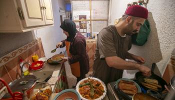 تنقل خدمات التوصيل كل مواد أطباق رمضان للتونسيين في الخارج (ياسين قايدي/ الأناضول)