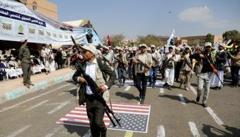تعقيدات الأزمة اليمنية من حملة التجنيد الحوثية في صنعاء، 9 مارس (خالد عبدالله/رويترز)