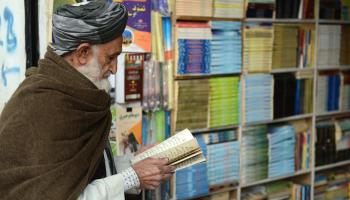 برامج تعليم كبار السن مستمرة في أفغانستان (جاويد تنوير/ فرانس برس)