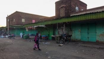 تتراكم النفايات منذ أشهر في بعض ولايات السودان (إبراهيم حميد/ فرانس برس)