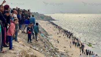 مئات يترقبون انتشال المساعدات على شاطئ بحر غزة (محمد الحجار)