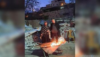المقدسي فخري أبو دياب وزوجته أمام ركام منزلهم (العربي الجديد)