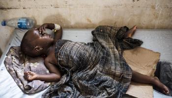 طفل مريض بالكوليرا في مستشفى بالصومال (أندرو رونيسين/ Getty)