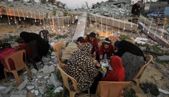 رمضان غزة.. إفطار جماعي بين أنقاض منازل دمرتها إسرائيل في رفح