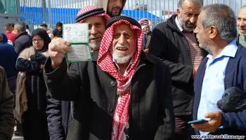 فلسطينيون من الضفة الغربية عند حاجز قلنديا 2 (العربي الجديد)