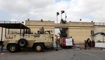 قوى أمنية وعسكرية أمام سجن في مصر (خالد الفقي/ EPA)