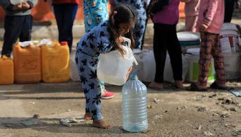 تفاقم معاناة النازحين في رفح: طوابير طويلة من أجل شربة ماء