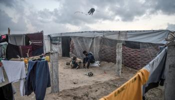 نازحون فلسطينيون في مخيم في رفح جنوبي قطاع غزة 2 (عبد الرحيم الخطيب/ الأناضول)
