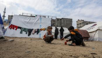 نازحون فلسطينيون في مخيم في رفح جنوبي قطاع غزة 4 (عبد الرحيم الخطيب/ الأناضول)