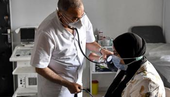 طبيب ومريضة في تونس (فتحي بلعيد/ فرانس برس)