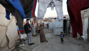 نازحون عراقيون في مخيم في العراق (سفين حميد/ فرانس برس)