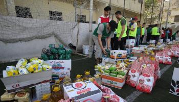 متطوعون جزائريون يجهزون السلال الرمضانية لتوزيعها (Getty)
