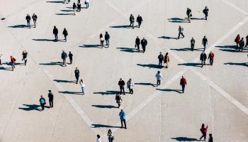 أشخاص في ساحة (ألكسندر سباتاري/ Getty)