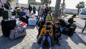 عائلة فلسطينية في انتظار المرور من معبر رفح (عبد الرحيم الخطيب/الأناضول)