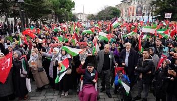 من مظاهرة تضامنية مع الشعب الفلسطيني في إسطنبول، تنديداً بالعدوان الإسرائيلي على غزّة (Getty) 